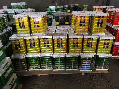 金典萬能膠倉(cāng)庫(kù)一角